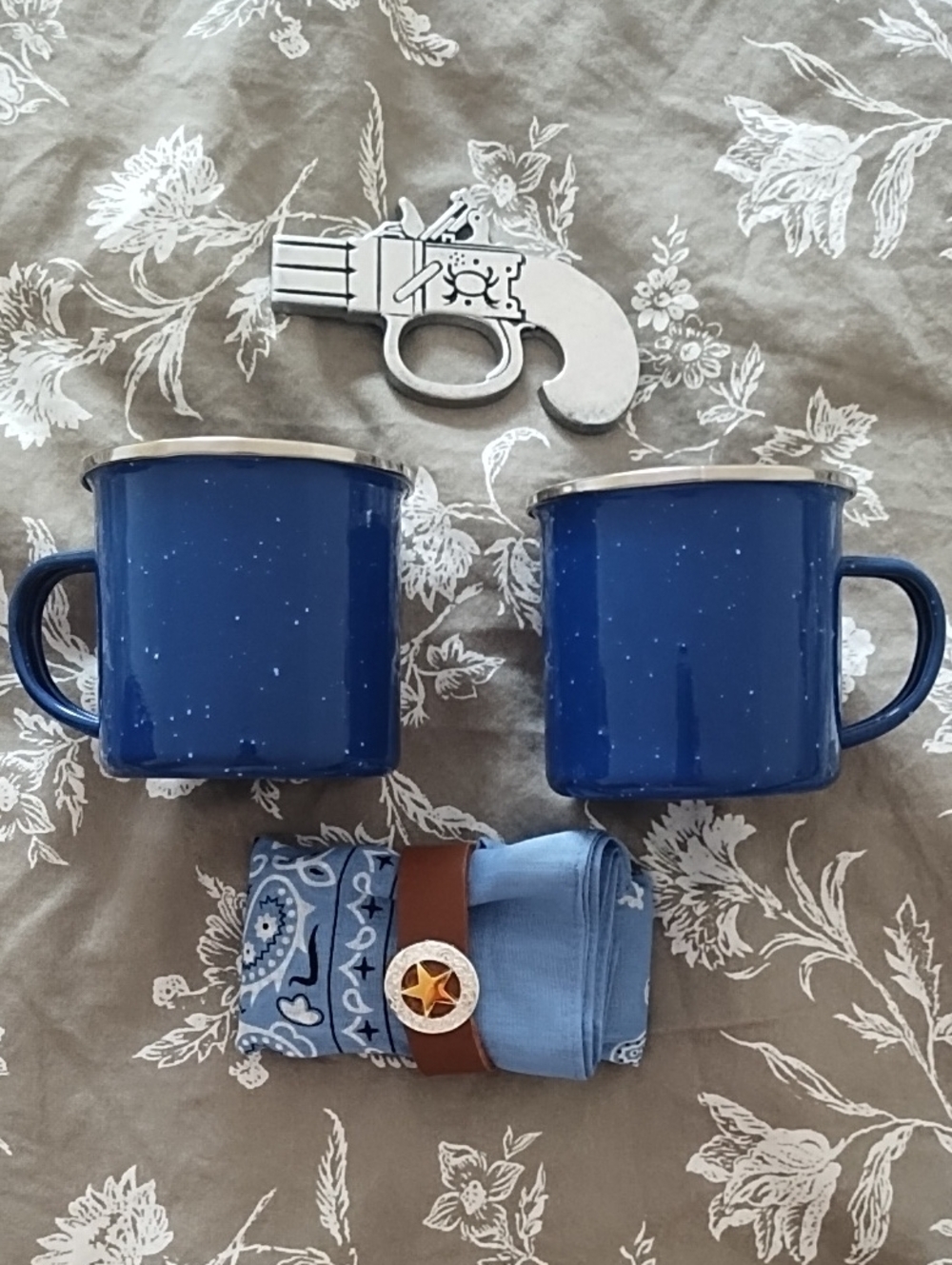 Western Cowboy Set - Blue Steel Mugs With Bandana And Wild West Accesories